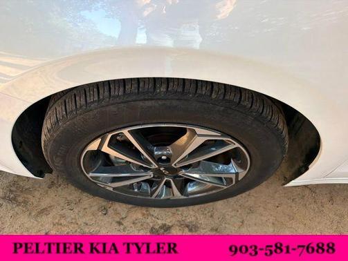 Snow White Pearl 2024 Kia Forte LXS