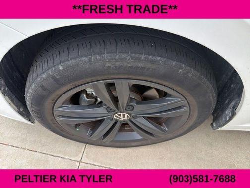Opal White Pearl Effect 2023 Volkswagen Jetta 1.5T SE