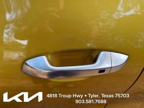 Starbright Yellow / Black Roof 2023 Kia Seltos SX