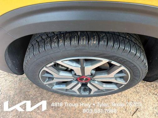 Starbright Yellow / Black Roof 2023 Kia Seltos SX