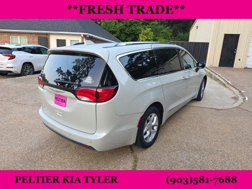 2017 Chrysler Pacifica Touring-L Plus