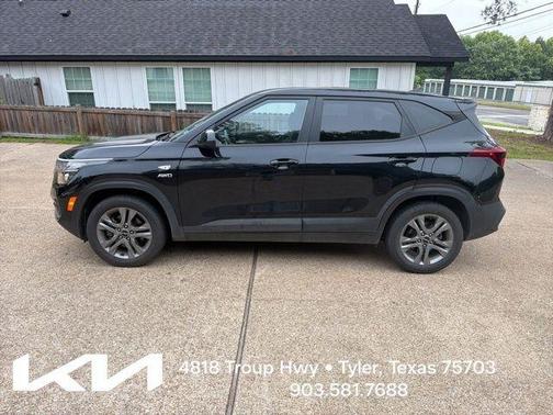 Cherry Black 2022 Kia Seltos LX