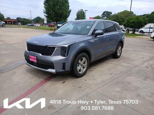 Everlasting Silver 2025 Kia Sorento LX