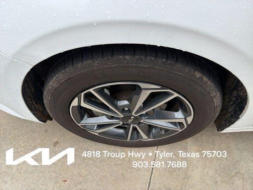 Snow White Pearl 2023 Kia Forte LXS