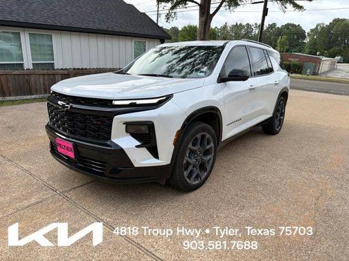 Iridescent Pearl Tricoat 2024 Chevrolet Traverse RS