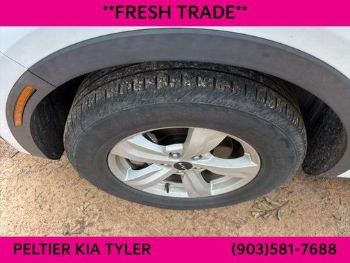 Glacial White Pearl 2023 Kia Sorento LX