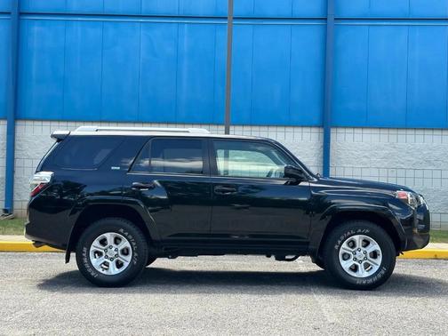 Midnight Black Metallic 2017 Toyota 4Runner SR5
