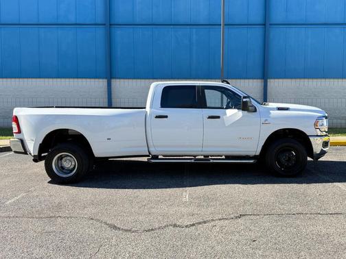 2024 RAM 3500 Big Horn Crew Cab 4x4 8' Box