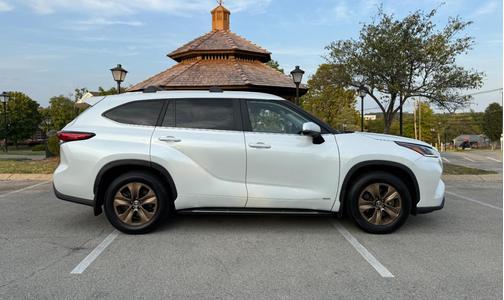 2023 Toyota Highlander Hybrid XLE