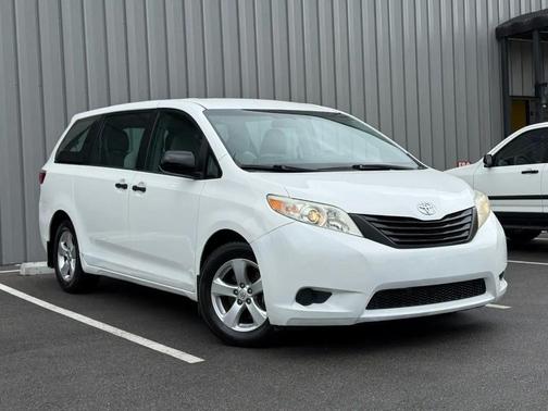 Super White 2017 Toyota Sienna SE