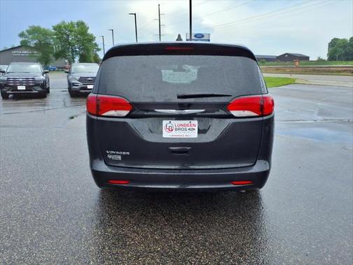 2022 Chrysler Voyager LX