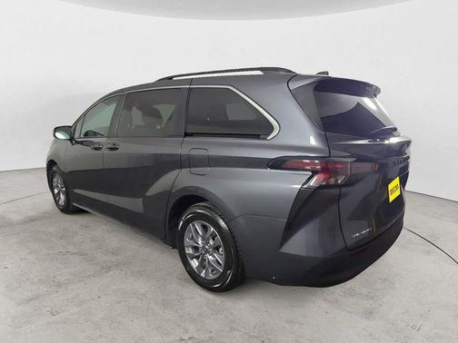 Magnetic Gray Metallic 2025 Toyota Sienna LE