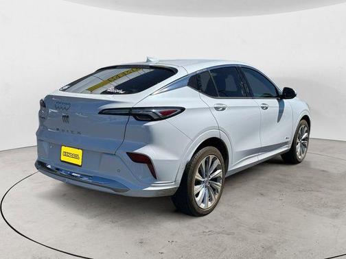 White Frost Tricoat 2025 Buick Envista Avenir FWD