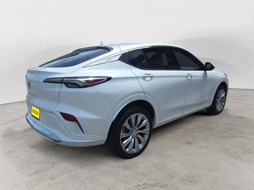 White Frost Tricoat 2025 Buick Envista Avenir FWD