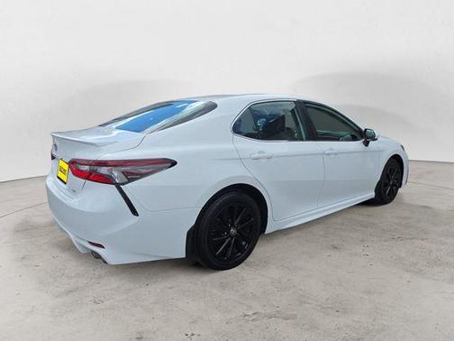 Ice Cap 2024 Toyota Camry SE