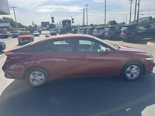 2025 Hyundai ELANTRA SE