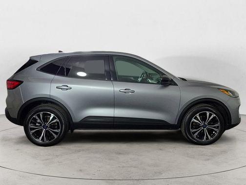 Iconic Silver Metallic 2022 Ford Escape SE