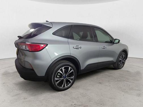 Iconic Silver Metallic 2022 Ford Escape SE