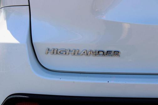 White 2017 Toyota Highlander XLE