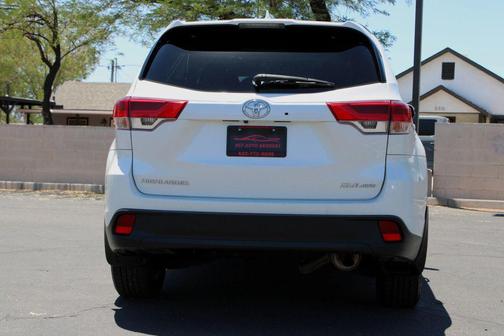 White 2017 Toyota Highlander XLE
