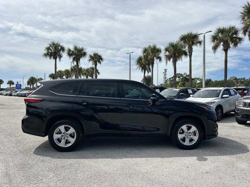 2022 Toyota Highlander LE