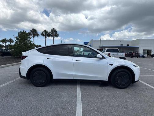 Pearl White Multi-Coat 2026 Tesla Model Y Premium Rear-Wheel Drive