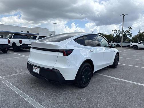 Pearl White Multi-Coat 2026 Tesla Model Y Premium Rear-Wheel Drive