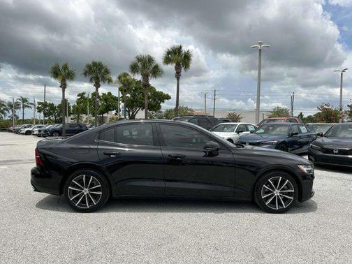 2022 Volvo S60 T5 Momentum