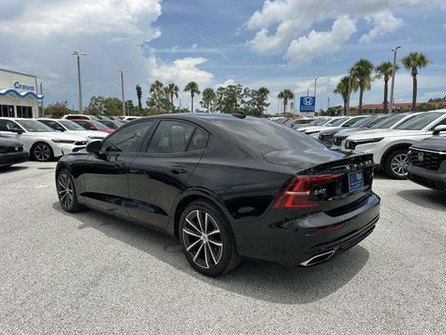 2022 Volvo S60 T5 Momentum