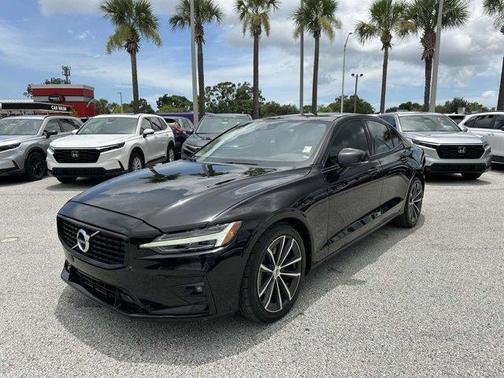 2022 Volvo S60 T5 Momentum