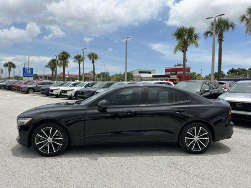 2022 Volvo S60 T5 Momentum