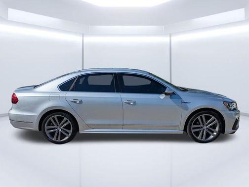 Reflex Silver Metallic 2017 Volkswagen Passat 1.8T R-Line