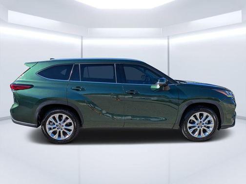 Green 2023 Toyota Highlander L