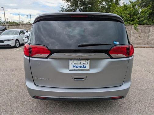Billet Silver Metallic Clearcoat 2017 Chrysler Pacifica Touring-L