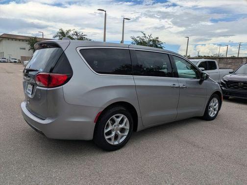 Billet Silver Metallic Clearcoat 2017 Chrysler Pacifica Touring-L