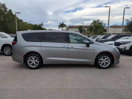 Billet Silver Metallic Clearcoat 2017 Chrysler Pacifica Touring-L