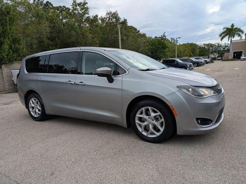 Billet Silver Metallic Clearcoat 2017 Chrysler Pacifica Touring-L