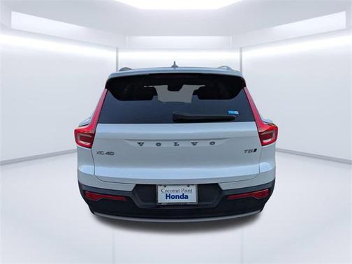 2021 Volvo XC40 T5 Momentum