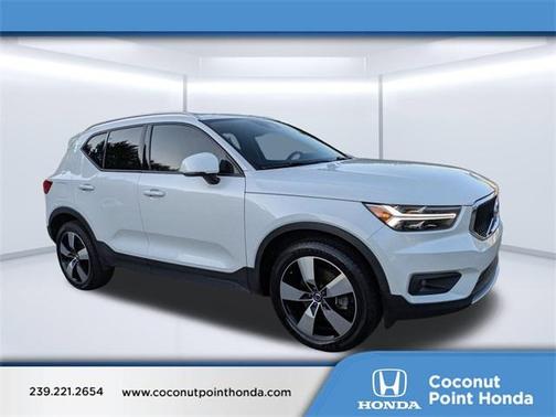 2021 Volvo XC40 T5 Momentum