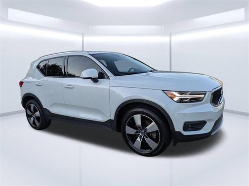 2021 Volvo XC40 T5 Momentum