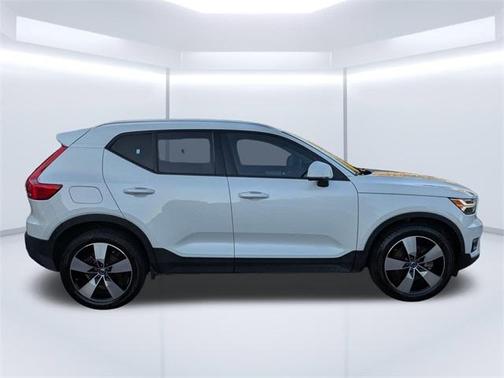 2021 Volvo XC40 T5 Momentum
