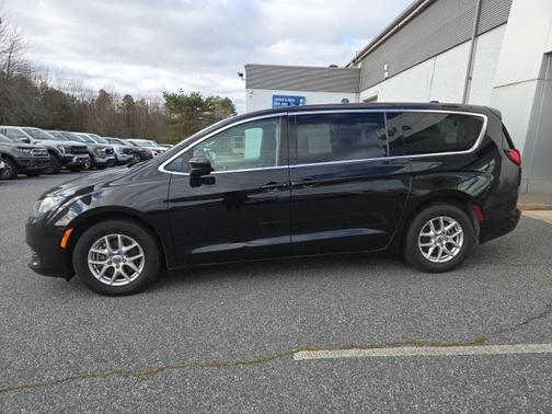 2024 Chrysler Voyager LX