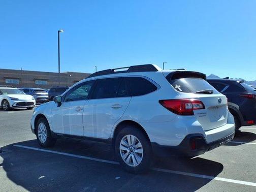 Crystal White Pearl 2019 Subaru Outback 2.5i