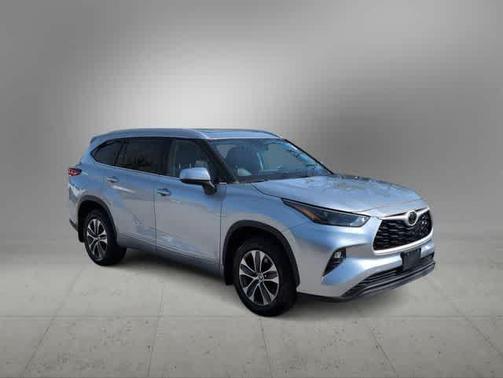 Celestial Silver Metallic 2022 Toyota Highlander XLE