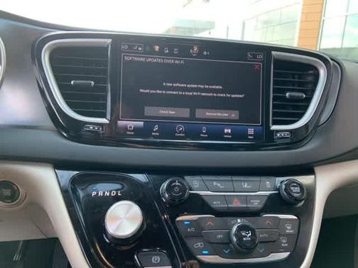 2023 Chrysler Pacifica Touring-L