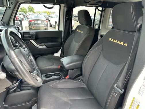 Bright White Clearcoat 2014 Jeep Wrangler Unlimited Sahara