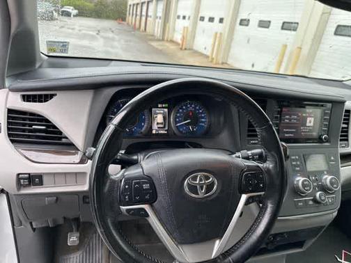 2018 Toyota Sienna XLE