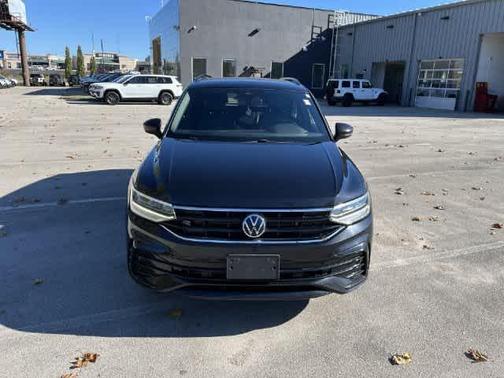 Deep Black Pearl Effect 2022 Volkswagen Tiguan 2.0T SE R-Line Black