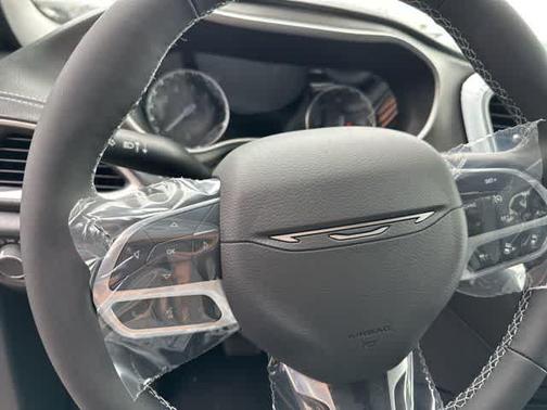 Diamond Black 2027 Chrysler Pacifica SELECT