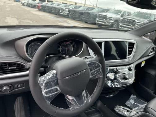 Diamond Black 2027 Chrysler Pacifica SELECT
